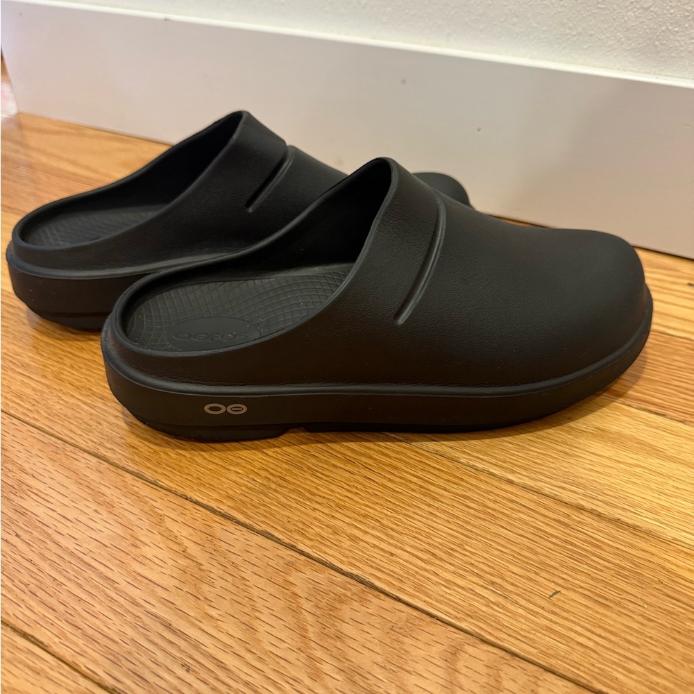 OOFOS Black Slip-On Ooclogs